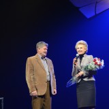 Пятра Ламана віншуе Ларыса Аленская, намеснік начальніка упраўлення ідэалагічнай работы, культуры і па справах моладзі Віцебскага аблвыканкама. Пятра Ламана віншуе Ларыса Аленская, намеснік начальніка упраўлення ідэалагічнай работы, культуры і па справах моладзі Віцебскага аблвыканкама.
